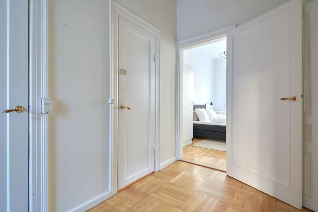 Apartment Moderen And Sleek 3br With Bath By The Lakes And Metro Copenhagen