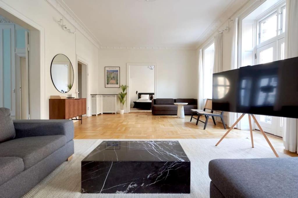 Apartment Moderen And Sleek 3br With Bath By The Lakes And Metro *