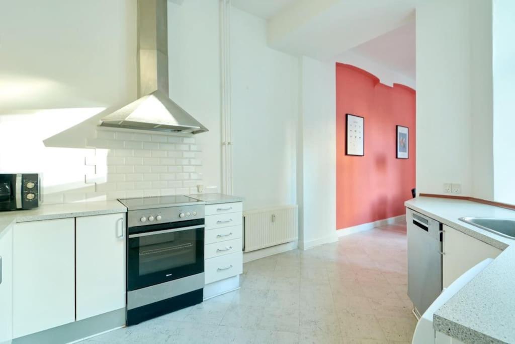 Moderen And Sleek 3br With Bath By The Lakes And Metro * Kopenhagen