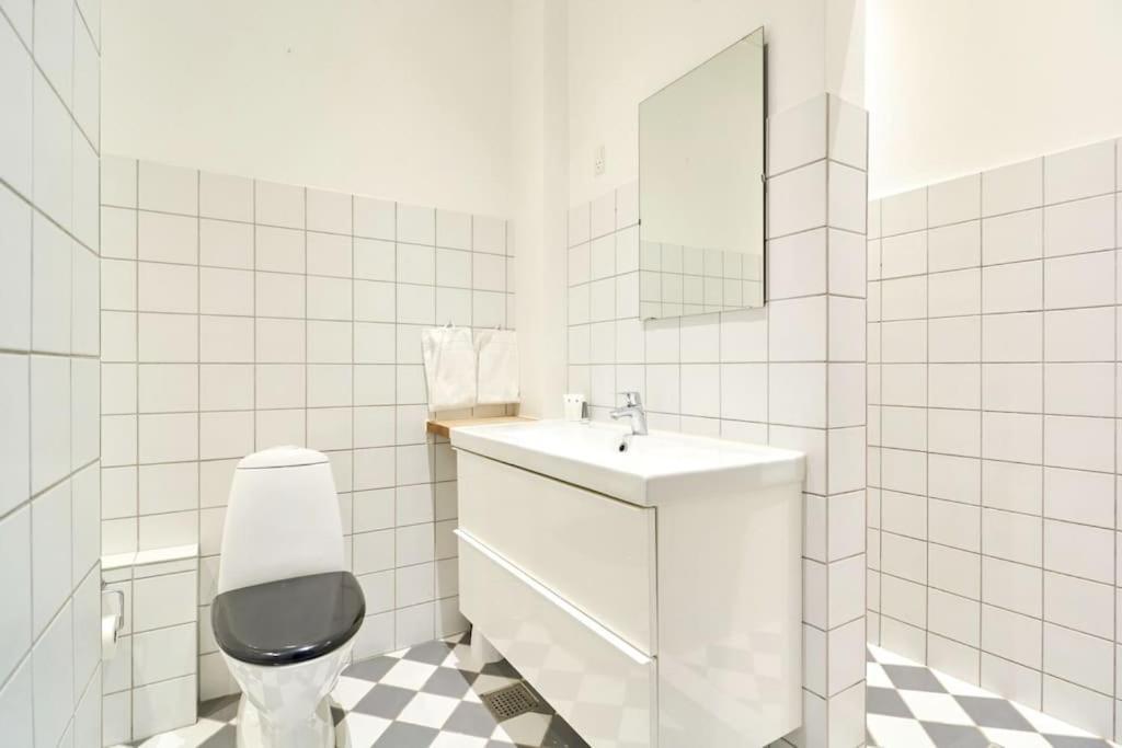 Moderen And Sleek 3br With Bath By The Lakes And Metro * København