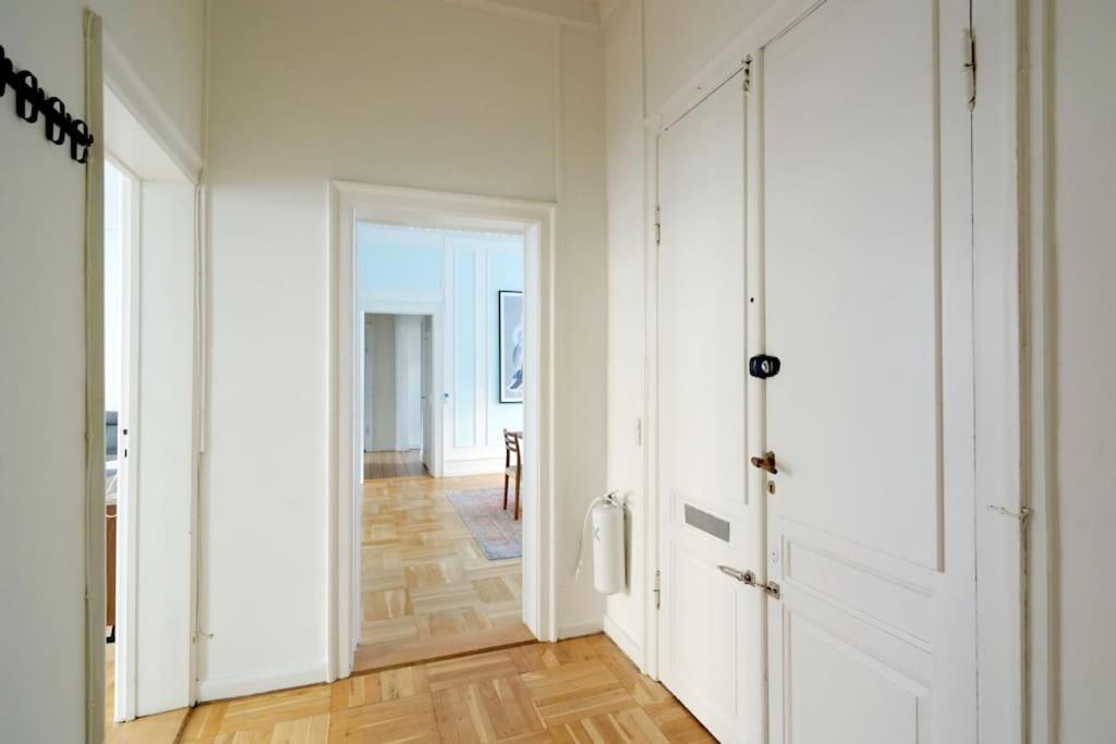 Lejlighed Moderen And Sleek 3br With Bath By The Lakes And Metro København